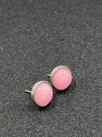 Ohrstecker aus rosa gefärbter Jade und Edelstahl