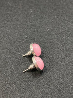 Ohrstecker aus rosa gefärbter Jade und Edelstahl