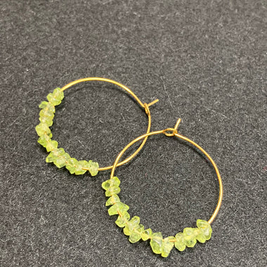 Creolen mit grünem Peridot und Gold-Edelstahl